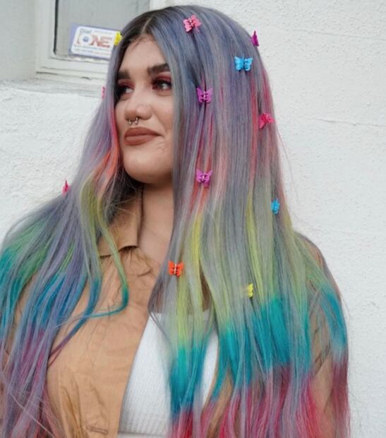 Peinados con pincitas noventeras para estar en tendencia