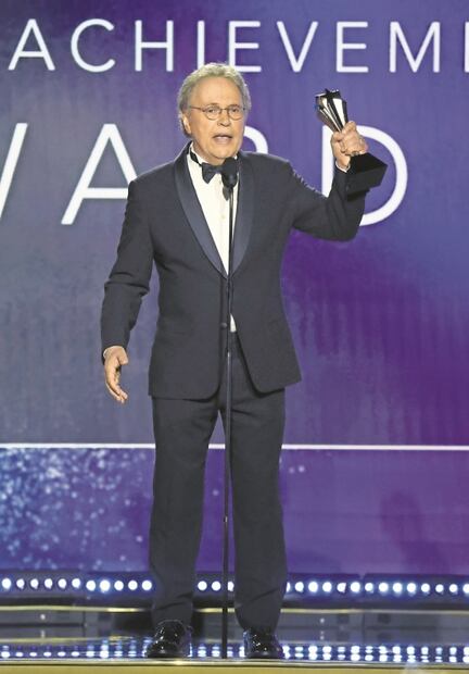 Famosos reciben premio, celebran y piden por Ucrania