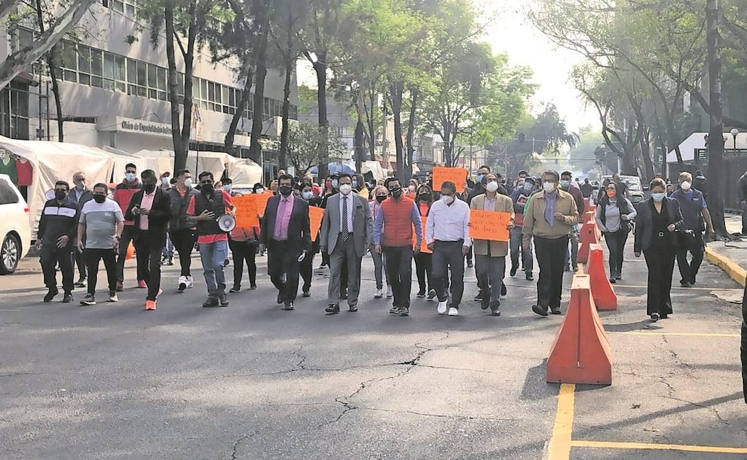 Trabajadores del TSJ-CDMX, en su mayoría de sindicatos, se manifestaron afuera del edificio principal ubicado sobre la avenida Niños Héroes. Dicen que en el tribunal nunca les habían atrasado remuneraciones de fin de año. Foto: Especial.