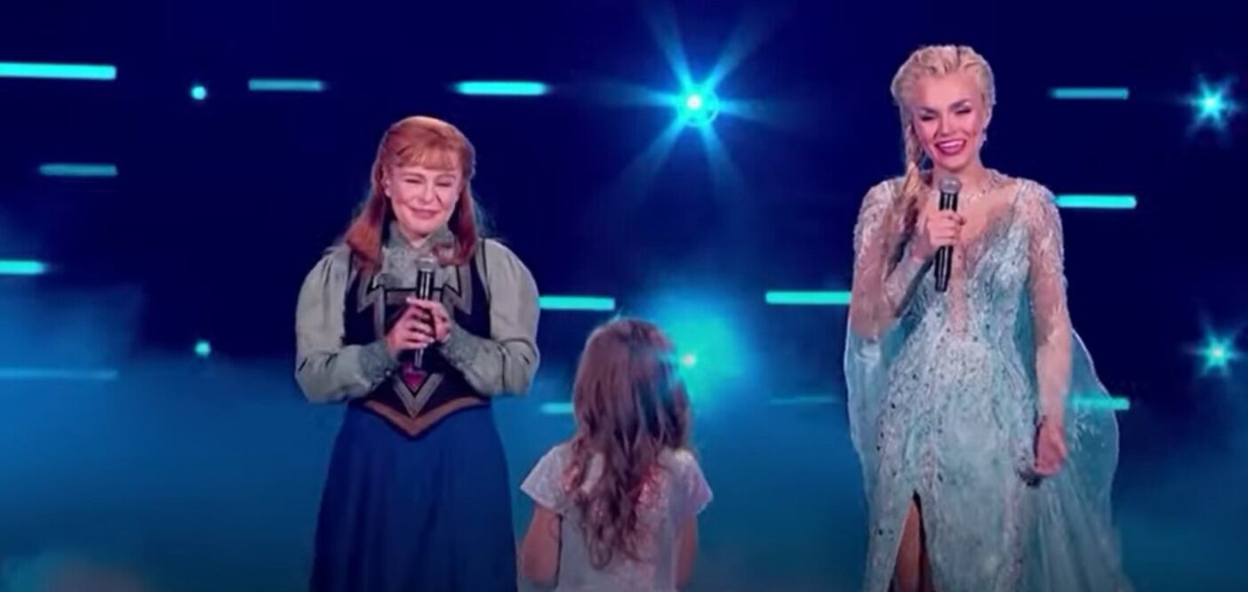 Emily Lane y Samantha Barks se unieron en el espectáculo a la niña Amelia Anisovych. Foto: Tomada de video