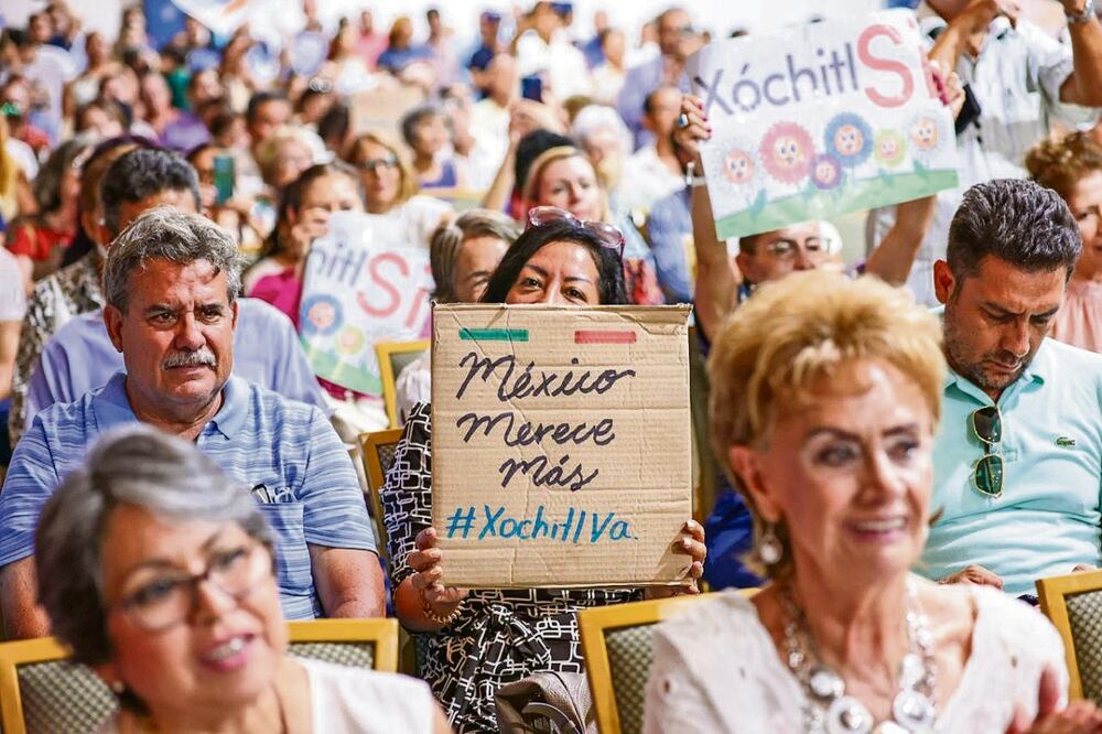 Seguidores de Xóchitl Gálvez Ruiz acuden a cada evento o recorrido para apoyar a la senadora en su carrera presidencial.