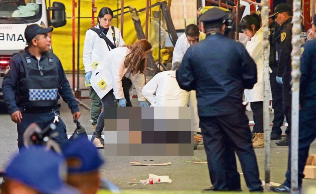 Un hombre quedó tendido dentro del mercado mientras que dos de sus cómplices fallecieron en las calles alrededor del centro de abasto. / CARLOS MEJÍA. EL UNIVERSAL