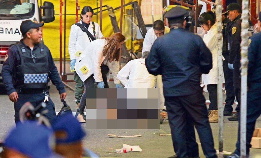 Un hombre quedó tendido dentro del mercado mientras que dos de sus cómplices fallecieron en las calles alrededor del centro de abasto. / CARLOS MEJÍA. EL UNIVERSAL