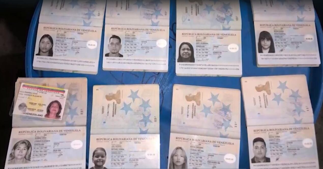 Ocho pasaportes y dos cédulas de identidad de personas de Venezuela hallados por pescadores costarricenses fue enviada a EU a un pariente de una de las pasajeras de la lancha desaparecida. FOTO: TELENOTICIAS CANAL 7 DE COSTA RICA