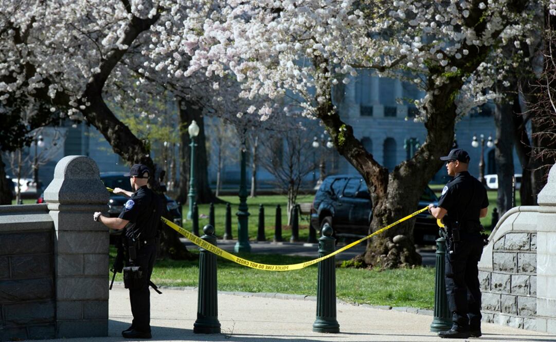 Agentes de seguridad del Capitolio custodian la zona tras un tiroteo (EFE)