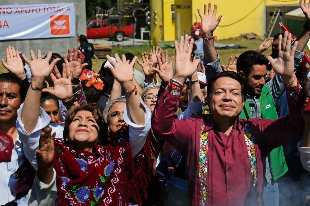 Delfina Gómez y Mario Delgado participaron en una ceremonia prehispánica y una limpia.