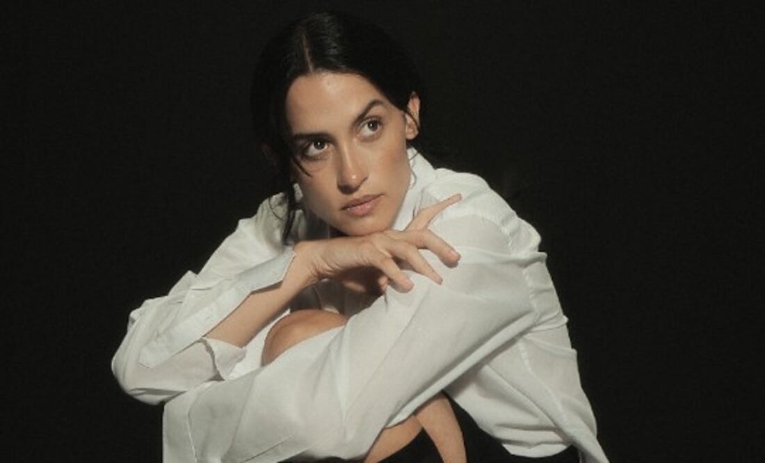 Juana Aguirre —cantautora y productora argentina—, cuyo álbum Anónimo (2025) circula por más de 10 países y la posiciona como voz global de la música alternativa latinoamericana.