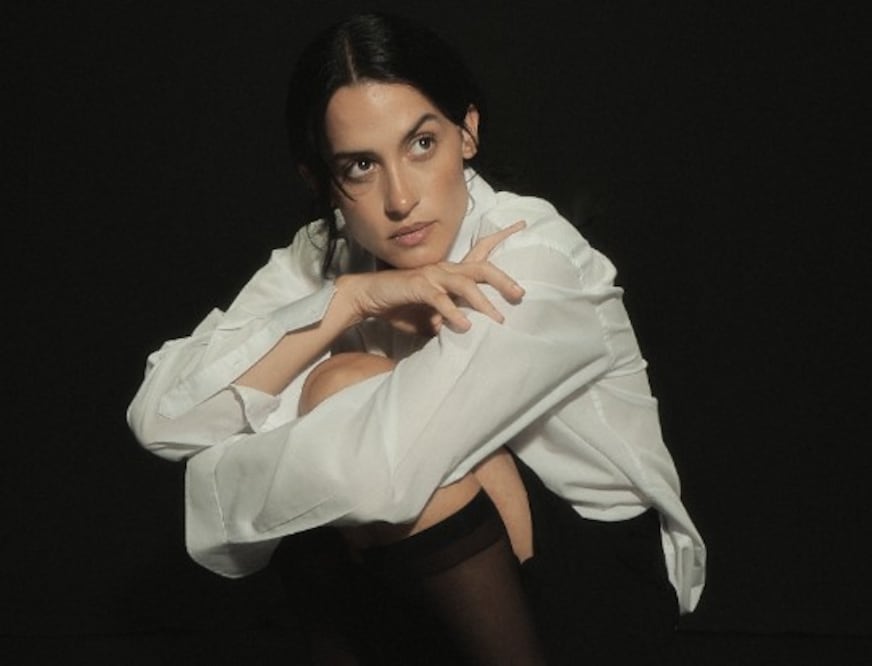 Juana Aguirre —cantautora y productora argentina—, cuyo álbum Anónimo (2025) circula por más de 10 países y la posiciona como voz global de la música alternativa latinoamericana.