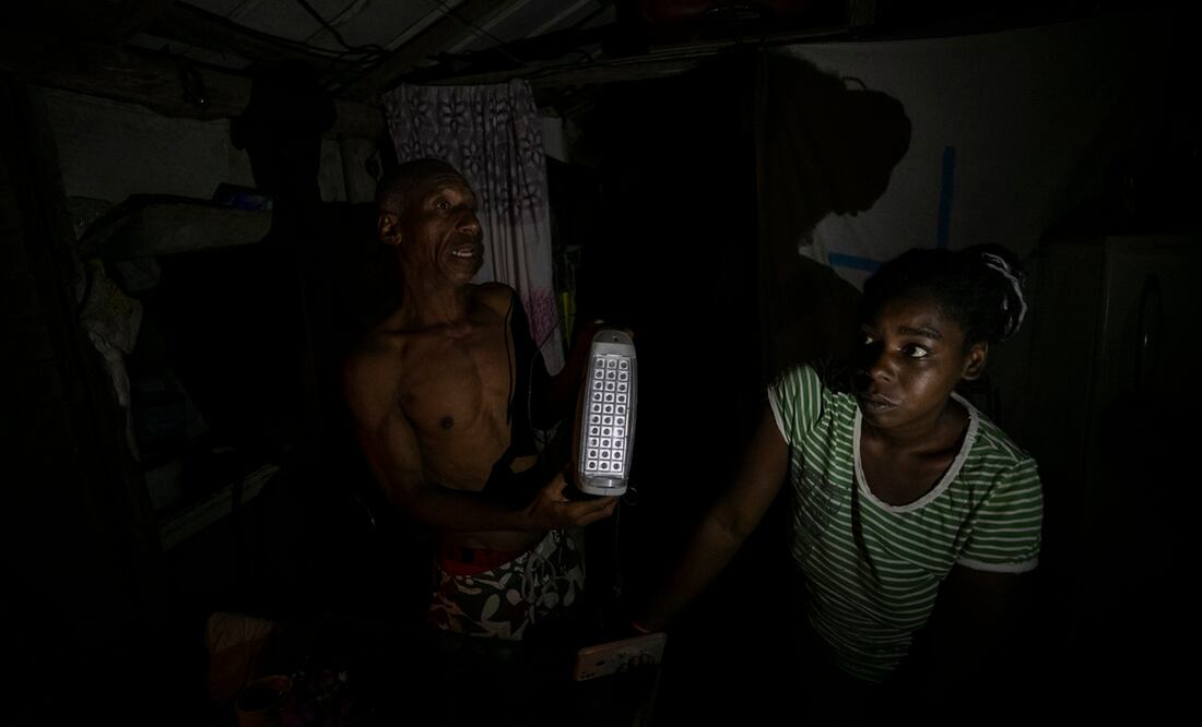 El mandatario, vestido con uniforme militar, dio a conocer durante el noticiero que el sábado por la noche algunas personas salieron tratando de "provocar alteraciones del orden público". Foto: EFE/Archivo