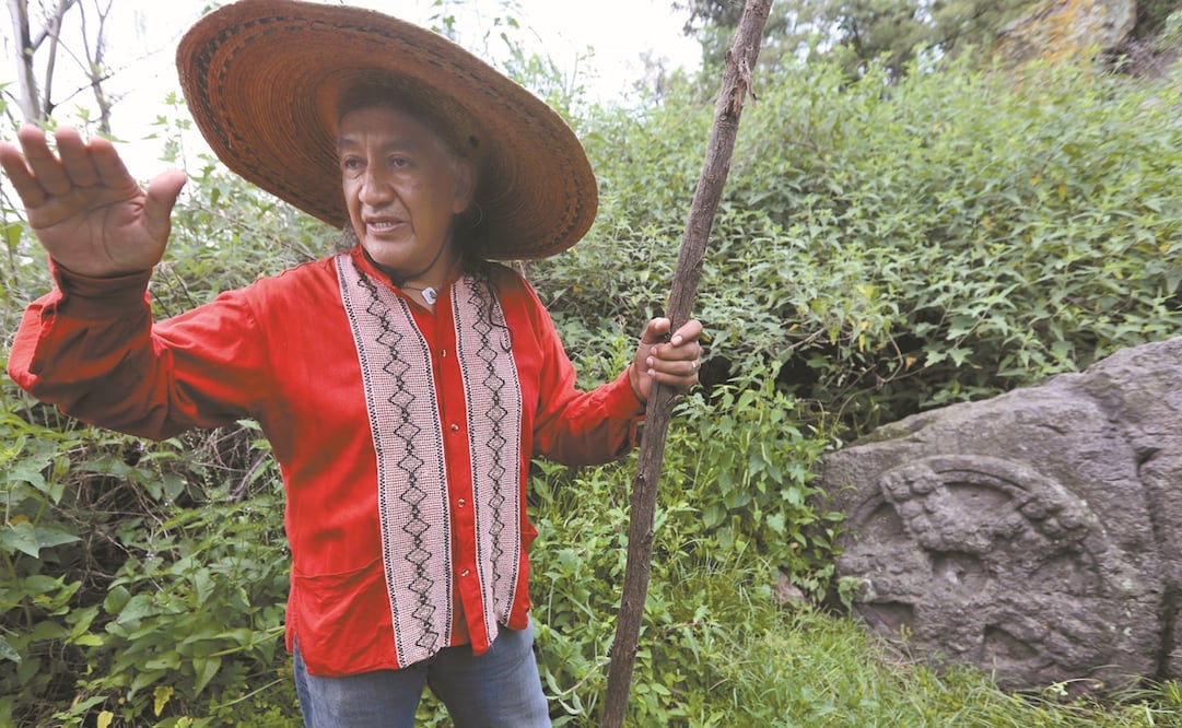 Chuen Uap Zip, guardián del Cerro de Moctezuma, muestra los vestigios arqueológicos y prehispánicos que conserva la zona.