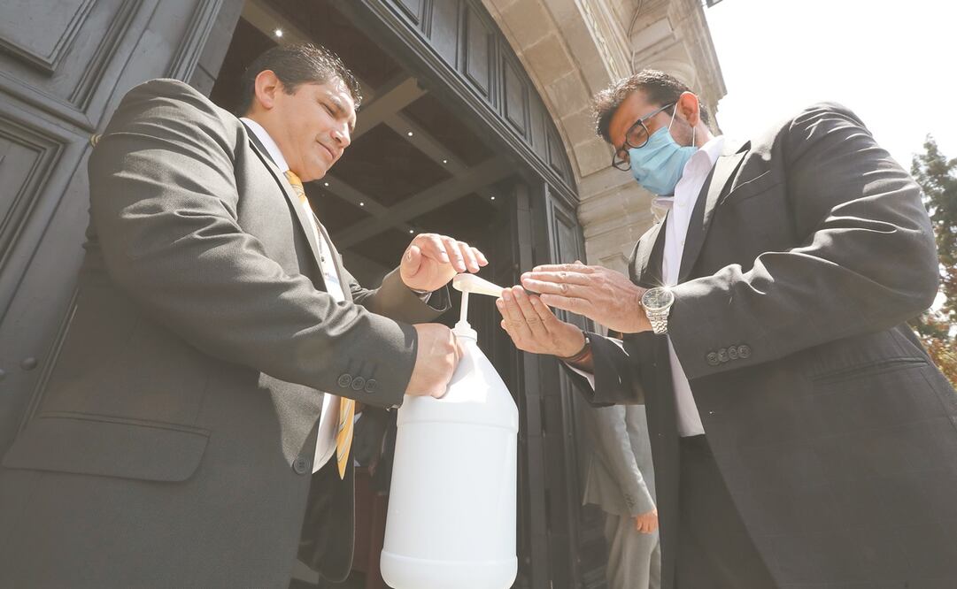 En la entradad del recinto legislativo mexiquense en Toluca se repartió gel antibacterial y se tomó la temperatura al personal que entraba. Foto: JORGE ALVARADO. EL UNIVERSAL
