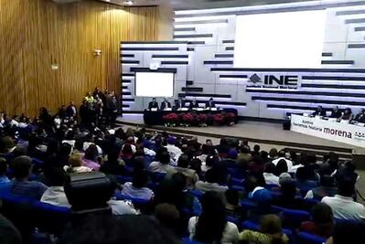 Protestan durante registro de coalición Morena, PT y PES