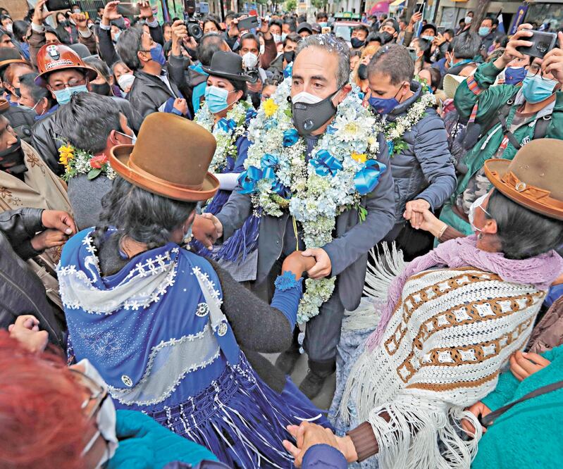 César Dockweiler, candidato a la Alcaldía de la ciudad de La Paz, por el Movimiento Al Socialismo (MAS), visitó La Paz, Bolivia, en un mitin. Foto: EFE