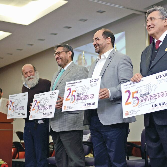 A la presentación del boleto conmemorativo del Metro por los 25 años de la CDH local acudieron, de der. a izq., Luis Raúl González Pérez, Emilio Álvarez Icaza y Luis González Placencia (los dos últimos, ex titulares de este organismo). (ESPECIAL)