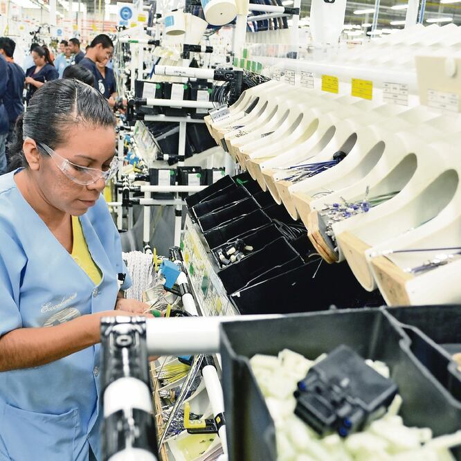 Subir el salario mínimo implica elevar los costos de operación y podrían reducirse las utilidades, consideran los expertos. Foto: ARCHIVO EL UNIVERSAL