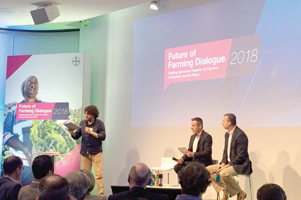 La multinacional Bayer organizó el foro Global Farming 2018, donde Liam Condon, del consejo de administración de la compañía (sentado al centro), advirtió de los riesgos a la seguridad alimentaria. Foto: MIGUEL PALLARES. EL UNIVERSAL