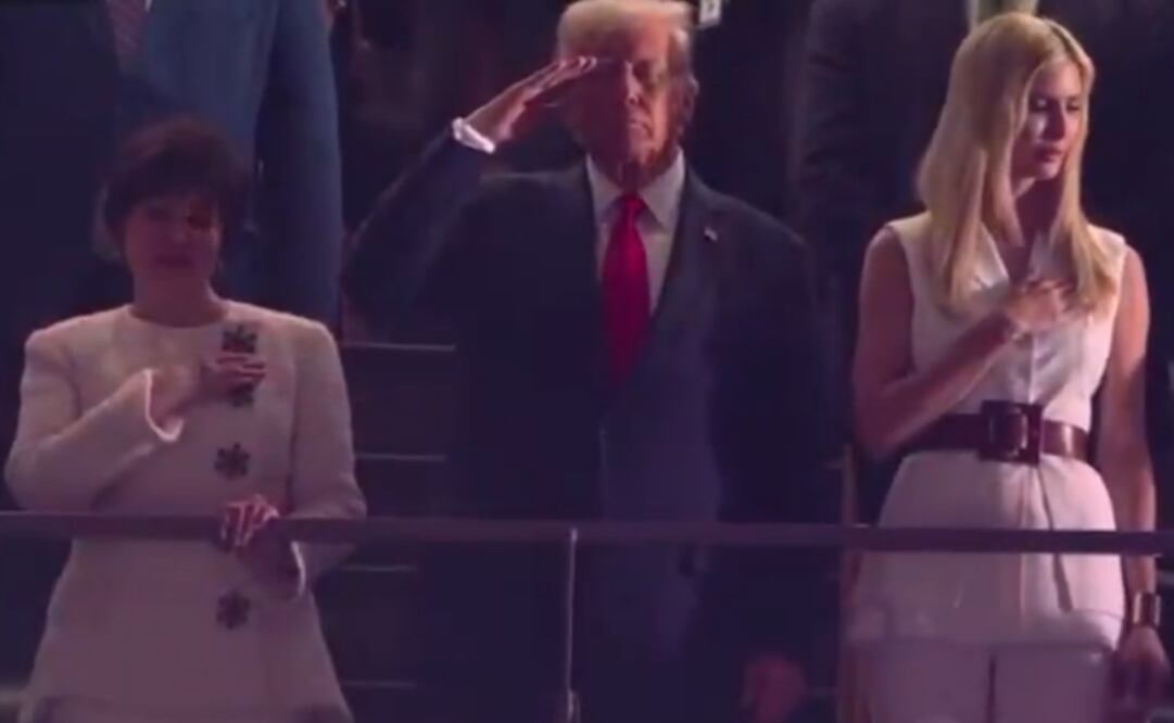 Trump durante himno estadounidense en el Super Bowl (09/02/2025). Foto: Captura de pantalla