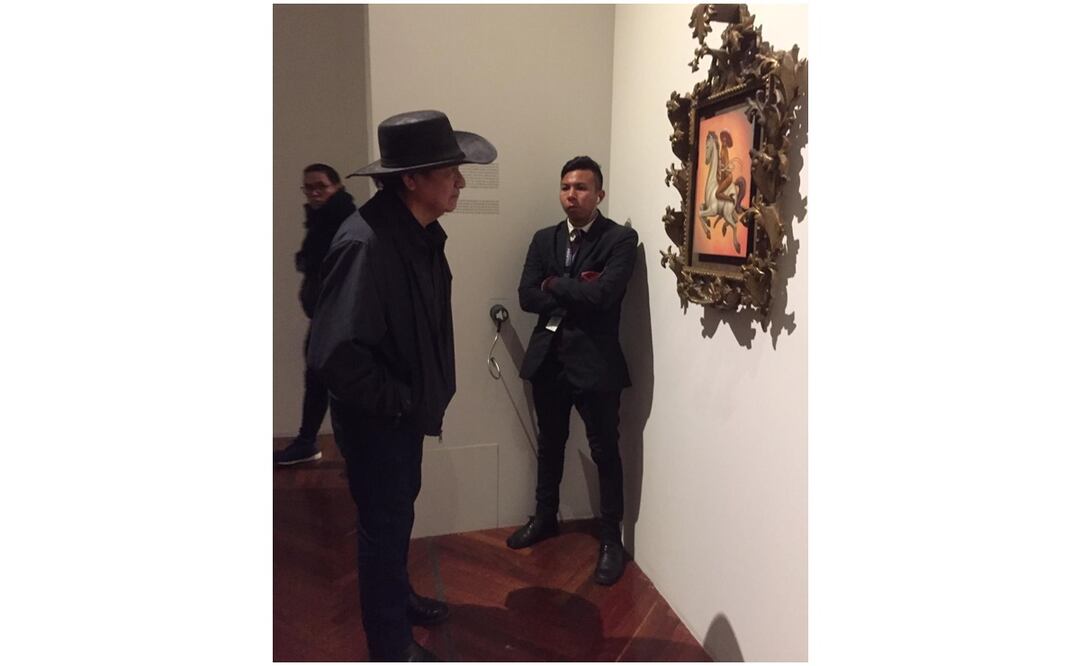 Isidro Aragón, un zapatista del municipio de Tlaltizapán, Morelos, fue de los primeros en visitar la obra hoy, a la cual calificó de "agresiva". Foto: Sonia Sierra/ EL UNIVERSAL