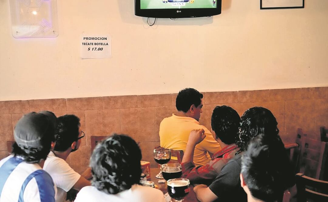 Actualmente, los bares y cantinas operan a 50% de aforo. Foto: Archivo. El Universal