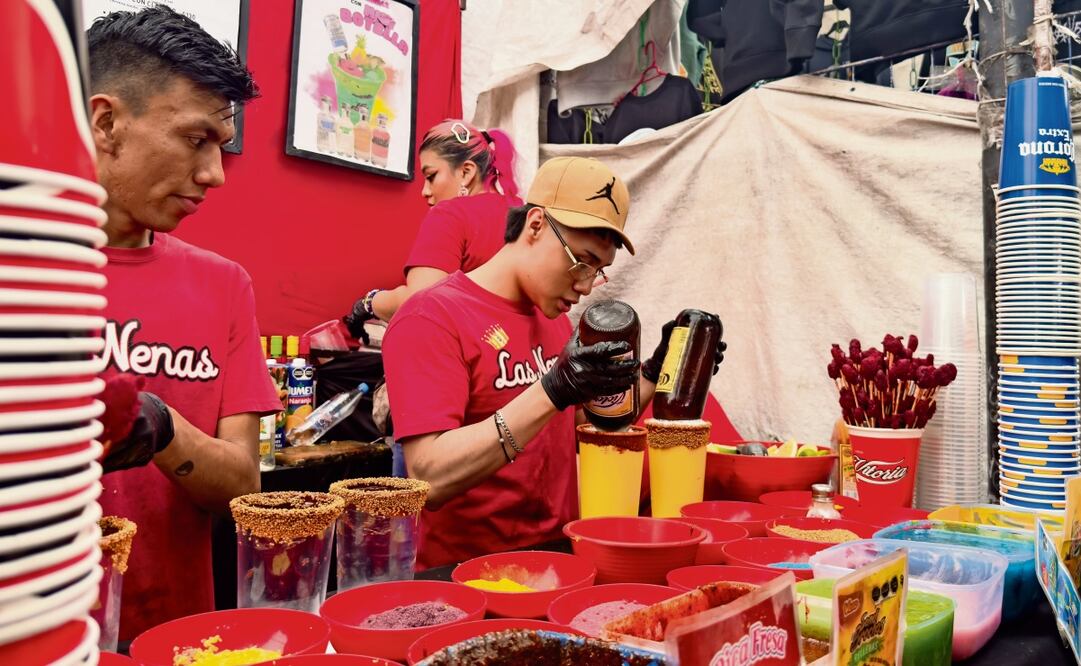 Cervezas, micheladas, Azulitos y mojitos se sirven en La Lagunilla. Foto: Hugo Salvador | El Universal
