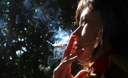 Capitalinos ignoran espacios libres de humo en el Centro Histórico; reprueban medida