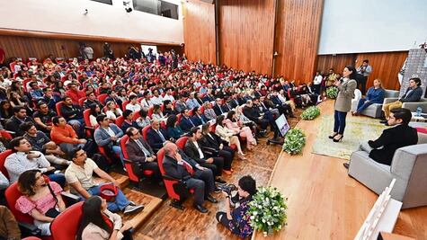 Del Moral promete dar impulso a universitarios