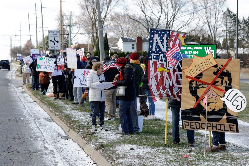 Manifestantes participan en la jornada nacional de protesta "No Kings" en West Bloomfield, Michigan, un suburbio de Detroit, el 28 de marzo de 2026. Foto: AFP