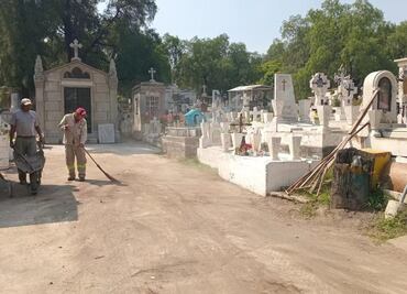 Panteones de Iztapalapa, listos para conmemoración del Día de Muertos; realizan labores de mantenimiento y limpieza