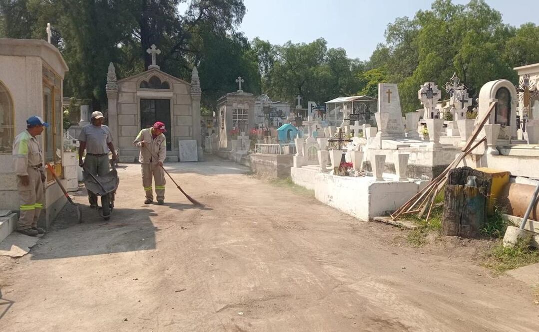 Mantenimiento a panteones de Iztapalapa en previo a la conmemoración del Día de Muertos. Foto: Especial