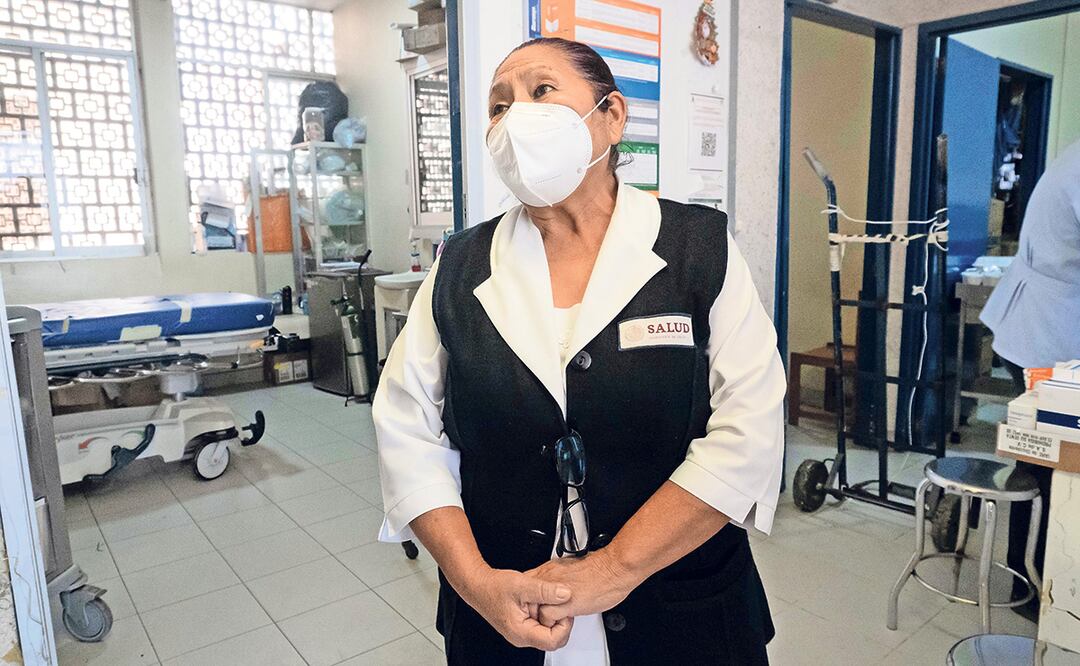 La enfermera Victoria Vásquez, del hospital Dr. Aurelio Valdivieso, narra que no hay camillas y que por falta de pago se quedaron sin dispensadores de agua. Foto: Mario Arturo Martínez | El Universal (08/01/2025)