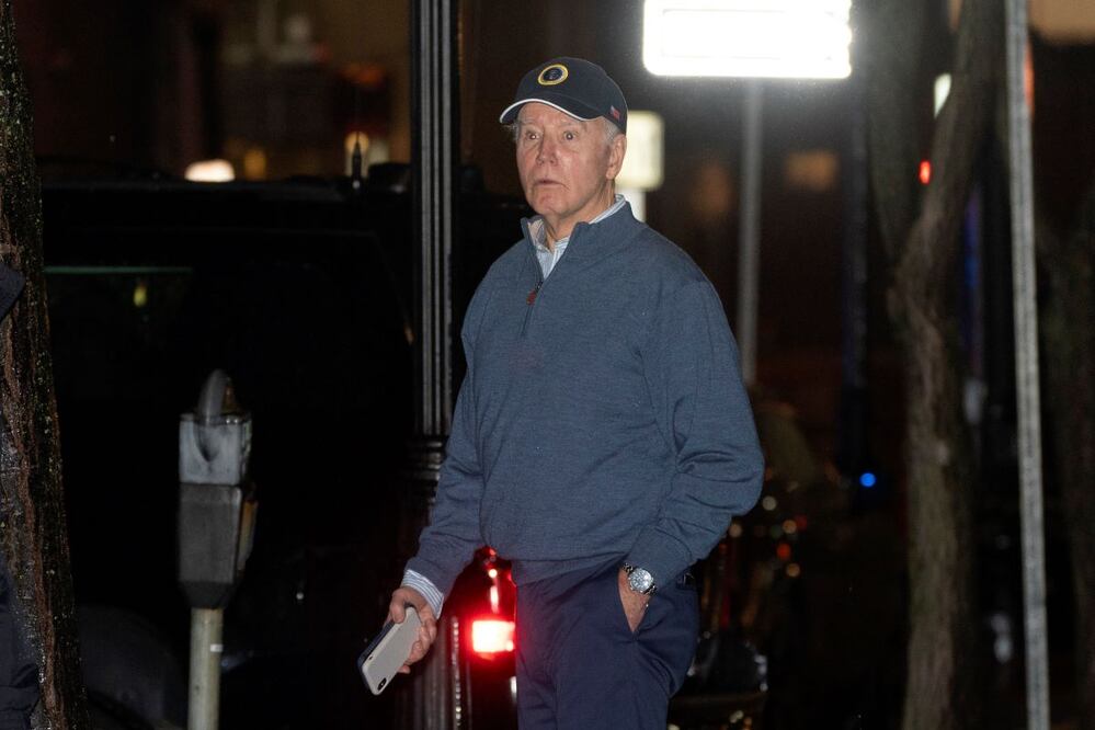 El presidente de Estados Unidos, Joe Biden, reacciona al escuchar el impacto de un auto contra una camioneta de seguridad. FOTO: MANUEL BALCE CENETA. AP