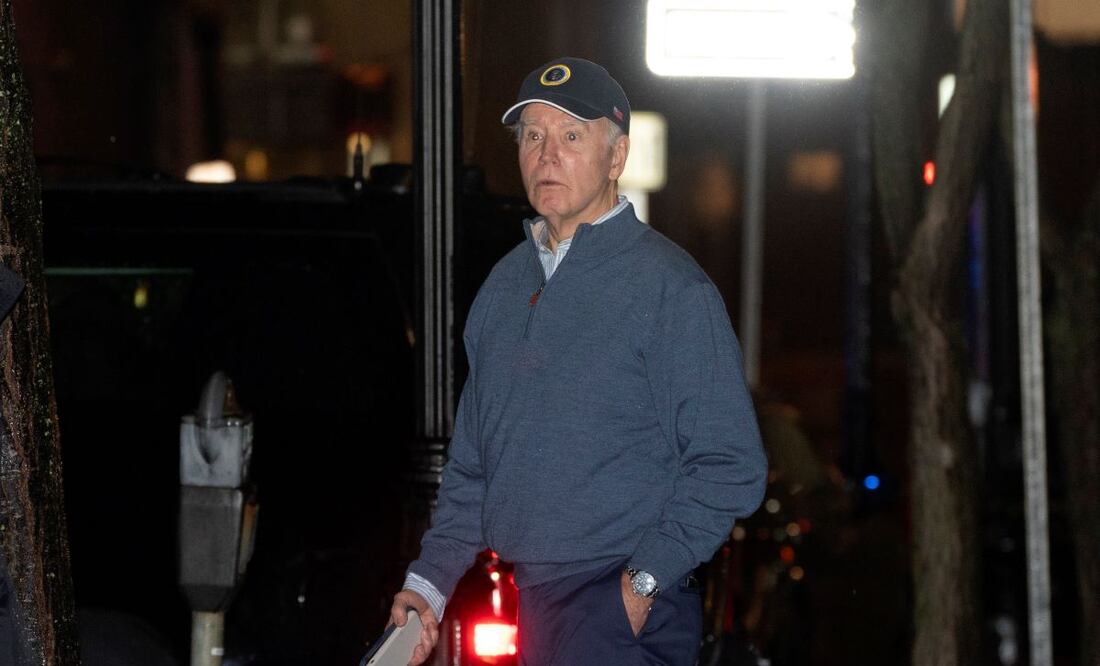 El presidente de Estados Unidos, Joe Biden, reacciona al escuchar el impacto de un auto contra una camioneta de seguridad. FOTO: MANUEL BALCE CENETA. AP
