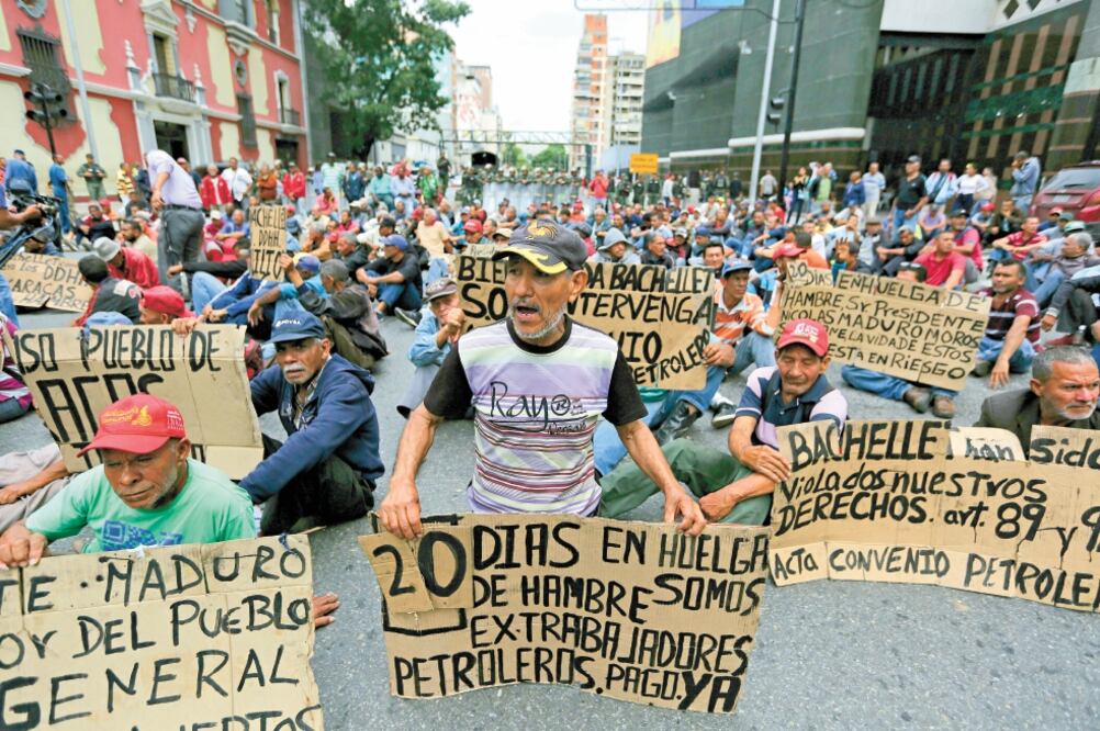 Extrabajadores de PDVSA se manifestaron contra el presidente Nicolás Maduro, ayer en el marco de la visita de Michelle Bachelet, en Caracas. Foto/ FERNANDO LLANO. AP