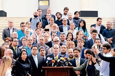 EU califica de dictador a Maduro y lo sanciona  