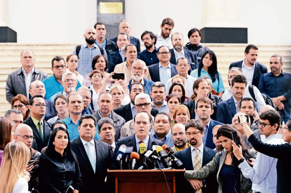 El presidente de la Asamblea Nacional de Venezuela, Julio Borges, acompañado por diputados de la oposición, indicó que seguirán sesionando de manera normal (FEDERICO PARRA. AFP)