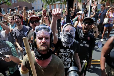Declaran emergencia en Virginia tras violencia por marcha supremacista