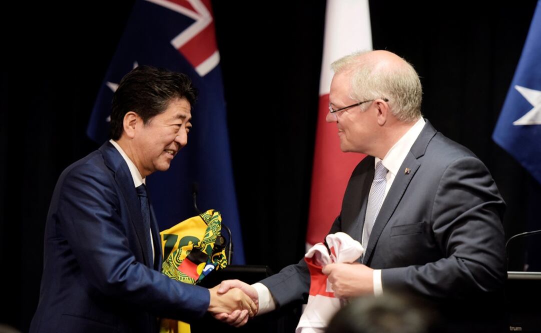 Japanese Prime Minister Shinzo Abe and Australian Prime Minister Scott Morrison shaking hands - Photo: Michael Franchi/Pool via REUTERS