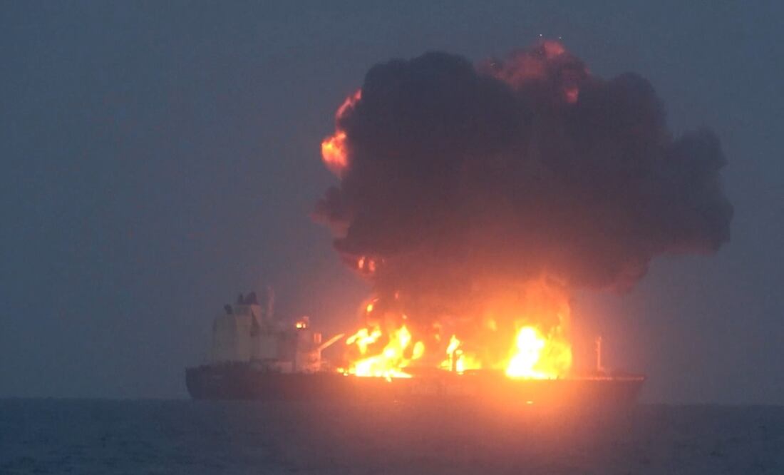 Reportan el incendio de un buque con bandera de Camerún en el golfo de Adén. Foto: EFE