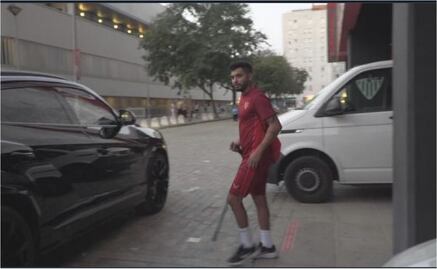 Tecatito Corona reaparece sin férula y con bastón a mes y medio de la Copa del Mundo 