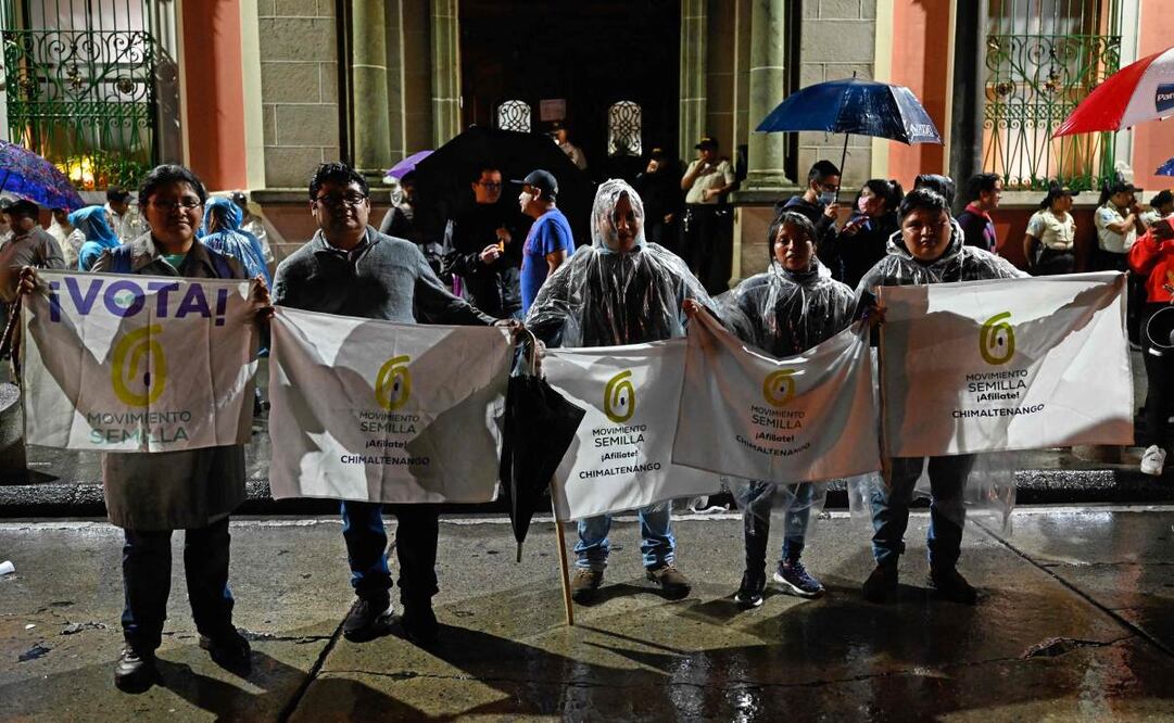 Manifestantes afuera del Tribunal Supremo Electoral de Guatemala. Foto: AFP