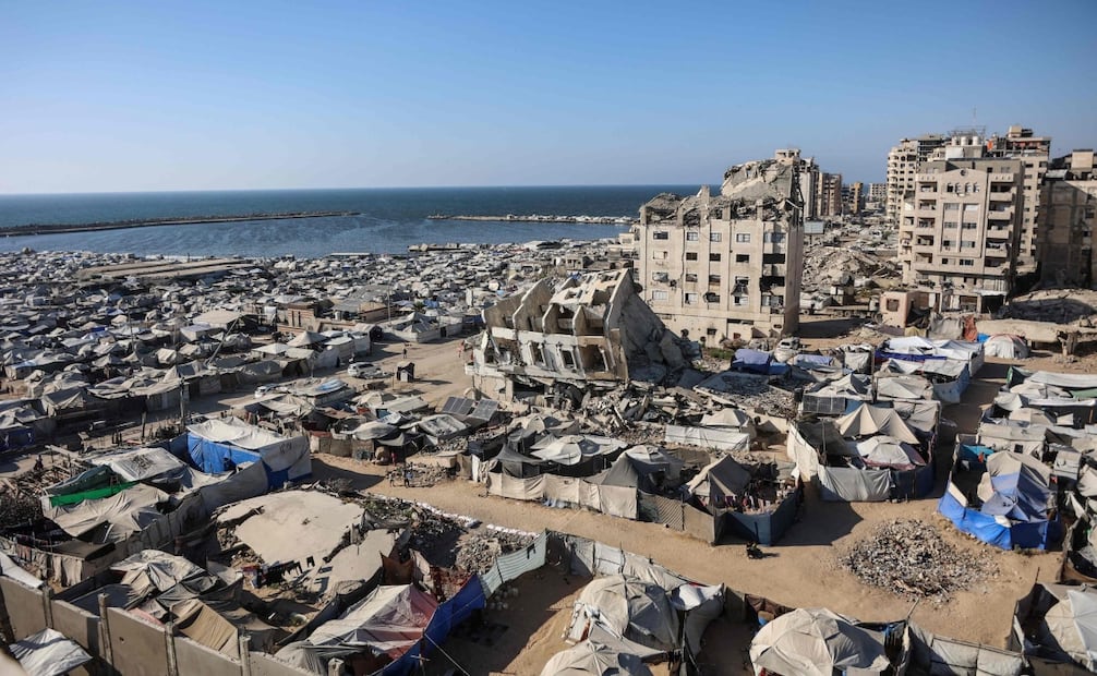 Un campamento de refugiados en Gaza quedó reducido a escombros tras nuevos ataques israelíes registrados pese al alto el fuego vigente desde octubre (20/06/2026). Foto: AFP