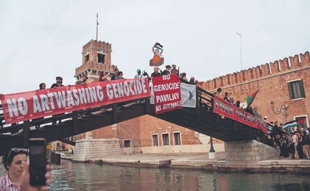 “El arte no blanquea el genocidio” y “Palestina libre” eran frases en la manifestación contra Israel el 8 de mayo en Venecia, donde se registraron choques entre los inconformes y la policía. Foto: AFP