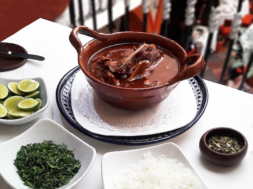 Aunque suele prepararse con carne, chiles y especias, existen distintas versiones del huaxmole que incorporan ingredientes locales. Foto: Wikimedia Commons