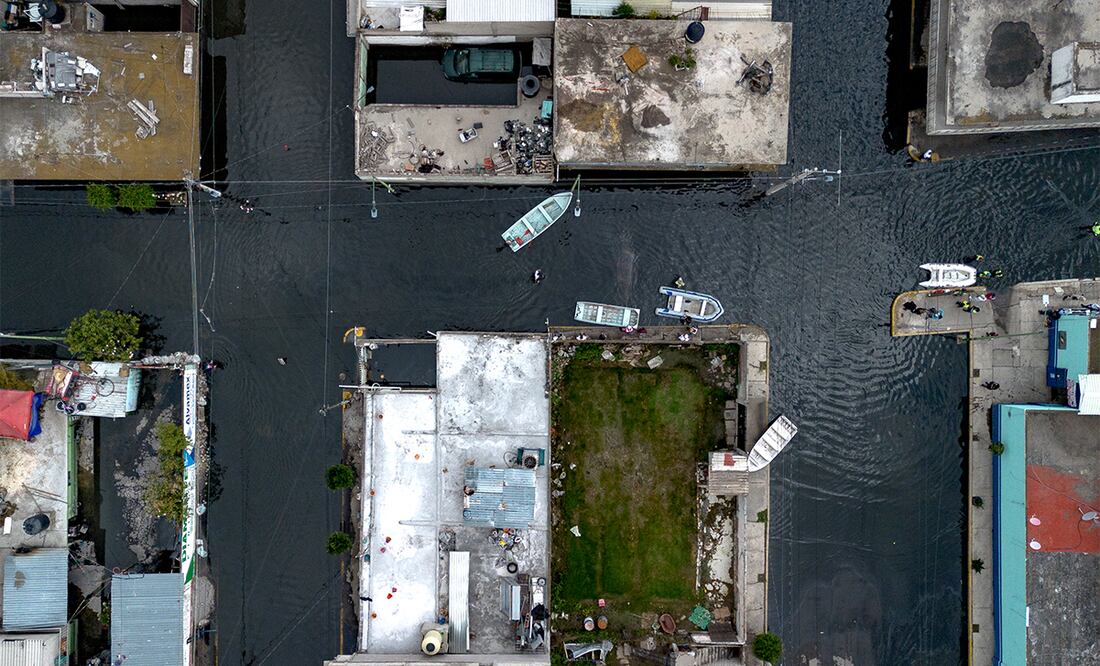 A 21 días, las colonias Jacalones y Culturas de México siguen inundadas y habitantes viven en las azoteas de sus casas. Foto Hugo Salvador | El Universal