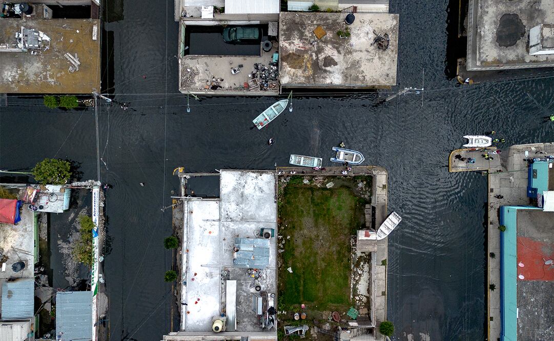 A 21 días, las colonias Jacalones y Culturas de México siguen inundadas y habitantes viven en las azoteas de sus casas. Foto Hugo Salvador | El Universal