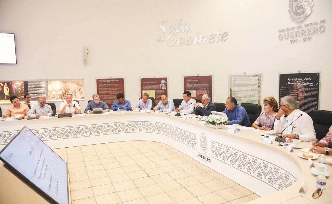 El gobernador Héctor Astudillo Flores en reunión con integrantes de su gabinete para definir acciones con los nuevos alcaldes y legisladores electos.