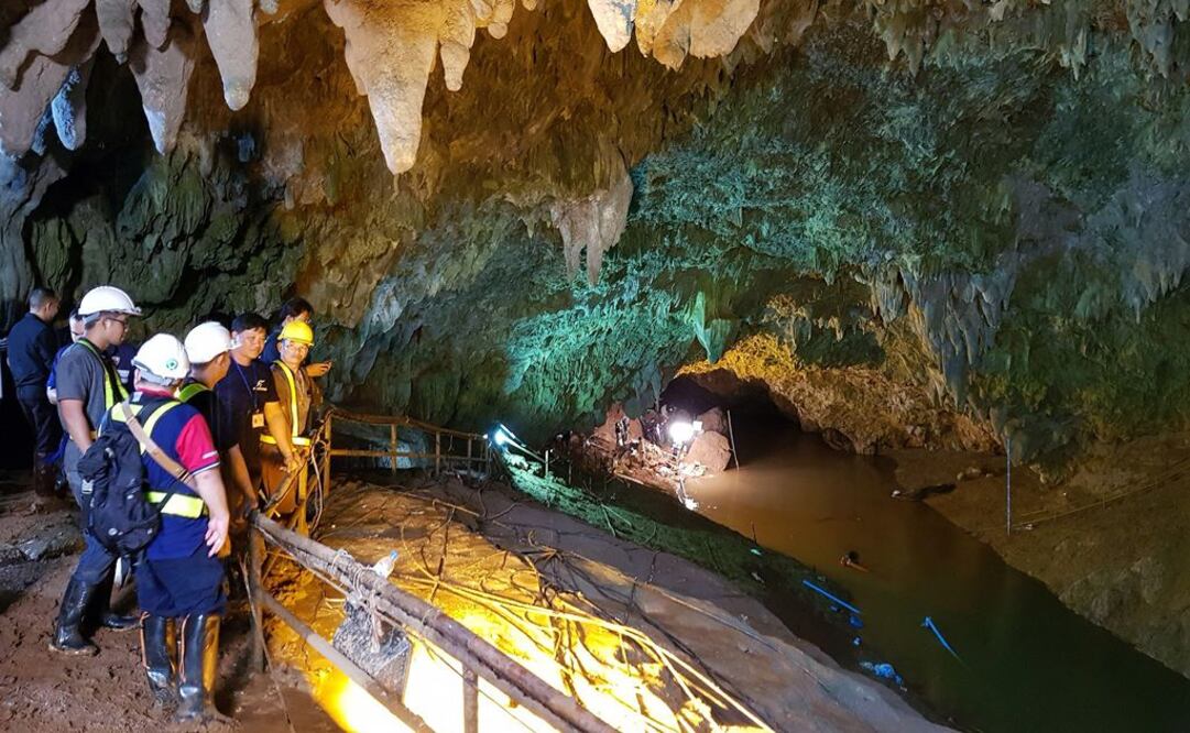 El 8 de julio se inició el rescate, luego de que los socorristas ensayaran la inédita operación en una piscina cubierta con tres jóvenes de complexión física similar a la de los niños (Foto: EFE)