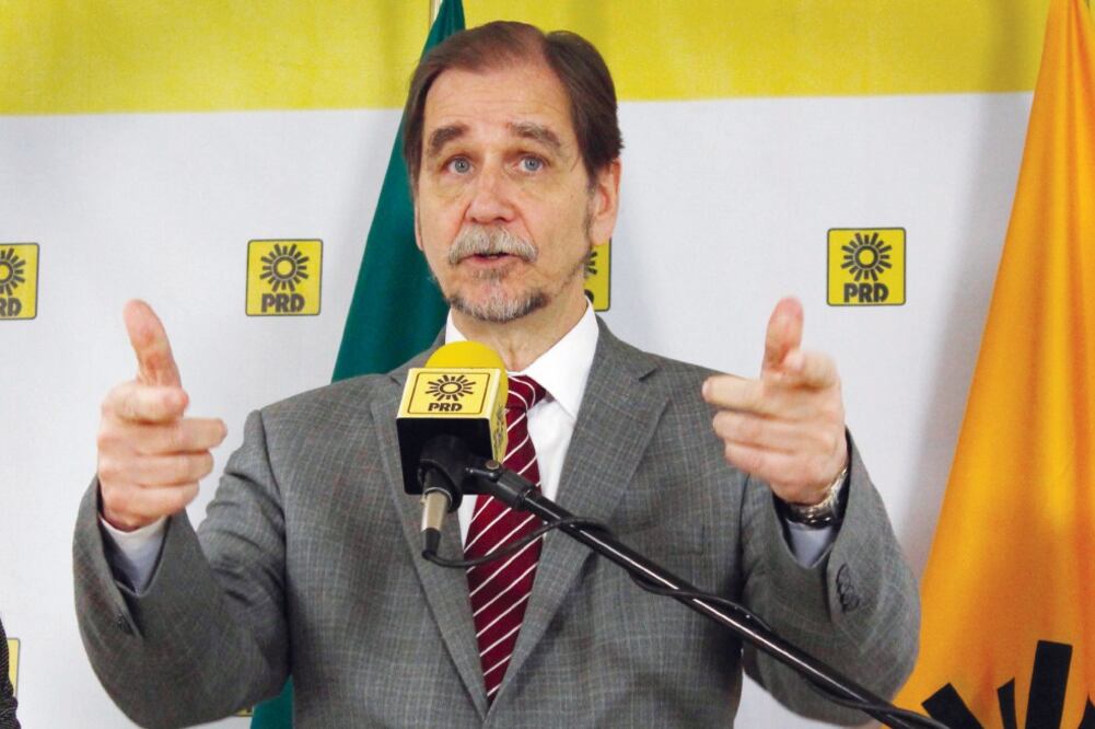 El presidente nacional del PRD, Agustín Basave, asegura que el secretario de Gobernación, Miguel Ángel Osorio Chong, está en la disposición de responder a la solicitud del sol azteca para brindar informes sobre sus candidatos (ARCHIVO EL UNIVERSAL)