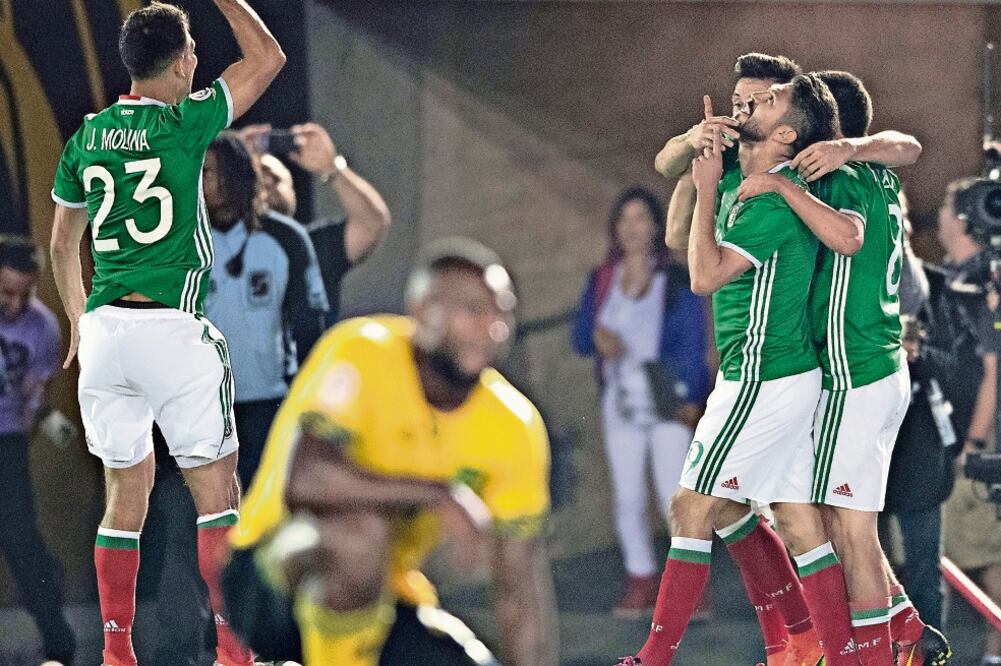 Oribe Peralta apareció en el momento justo para darle tranquilidad al equipo mexicano con el 2-0, y superó con un mal desempeño a la débil selección de Jamaica (IMAGO7)