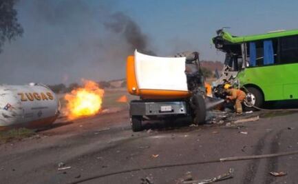 Choque entre pipa de gas y camión de pasajeros deja un muerto en Zumpango